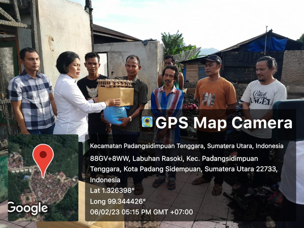 Kasat Reskrim Polres Padangsidimpuan Serahkan Sembako ke Korban Kebakaran