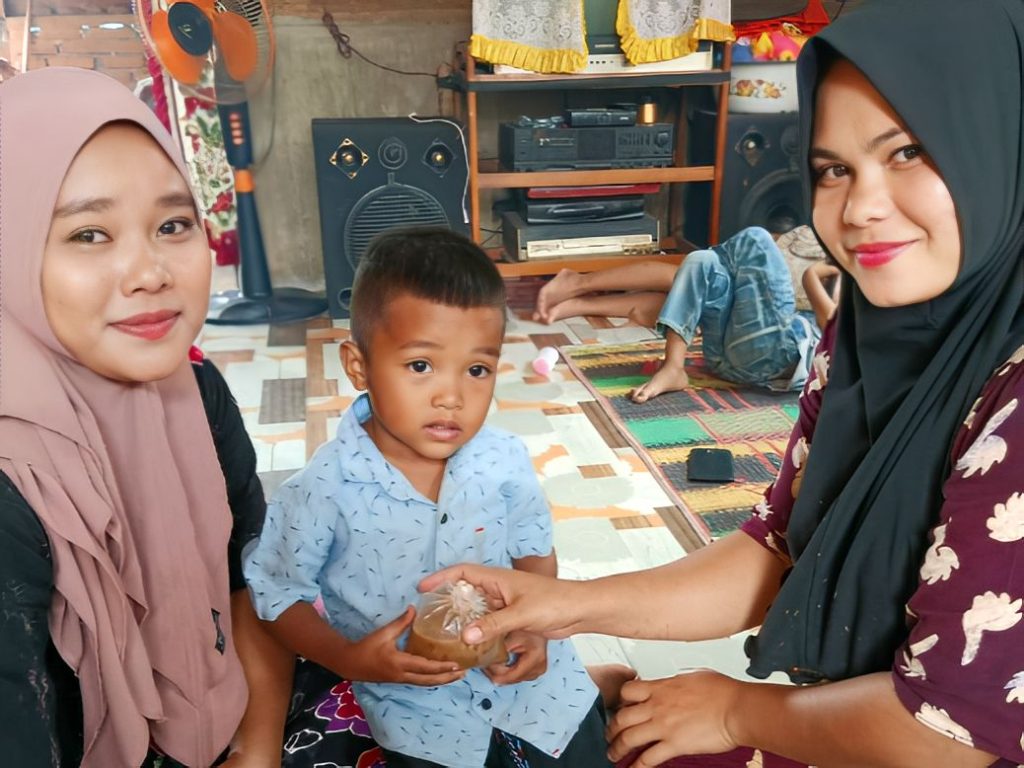 Bagikan Makanan Bergizi, Cara Pemdes Sipangko Tapsel Cegah Stunting   