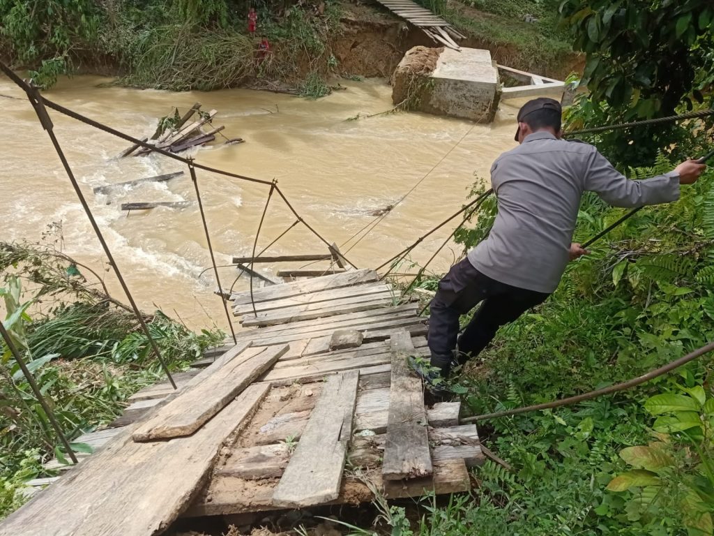 Kompak, Bhabinkamtibmas Polsek Dolok dan Babinsa Cek Jembatan Ambruk