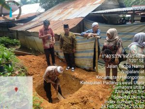 Dukung Program Stop BAB Sembarangan, Polsek Padang Bolak Ikut Buat WC Milik Warga