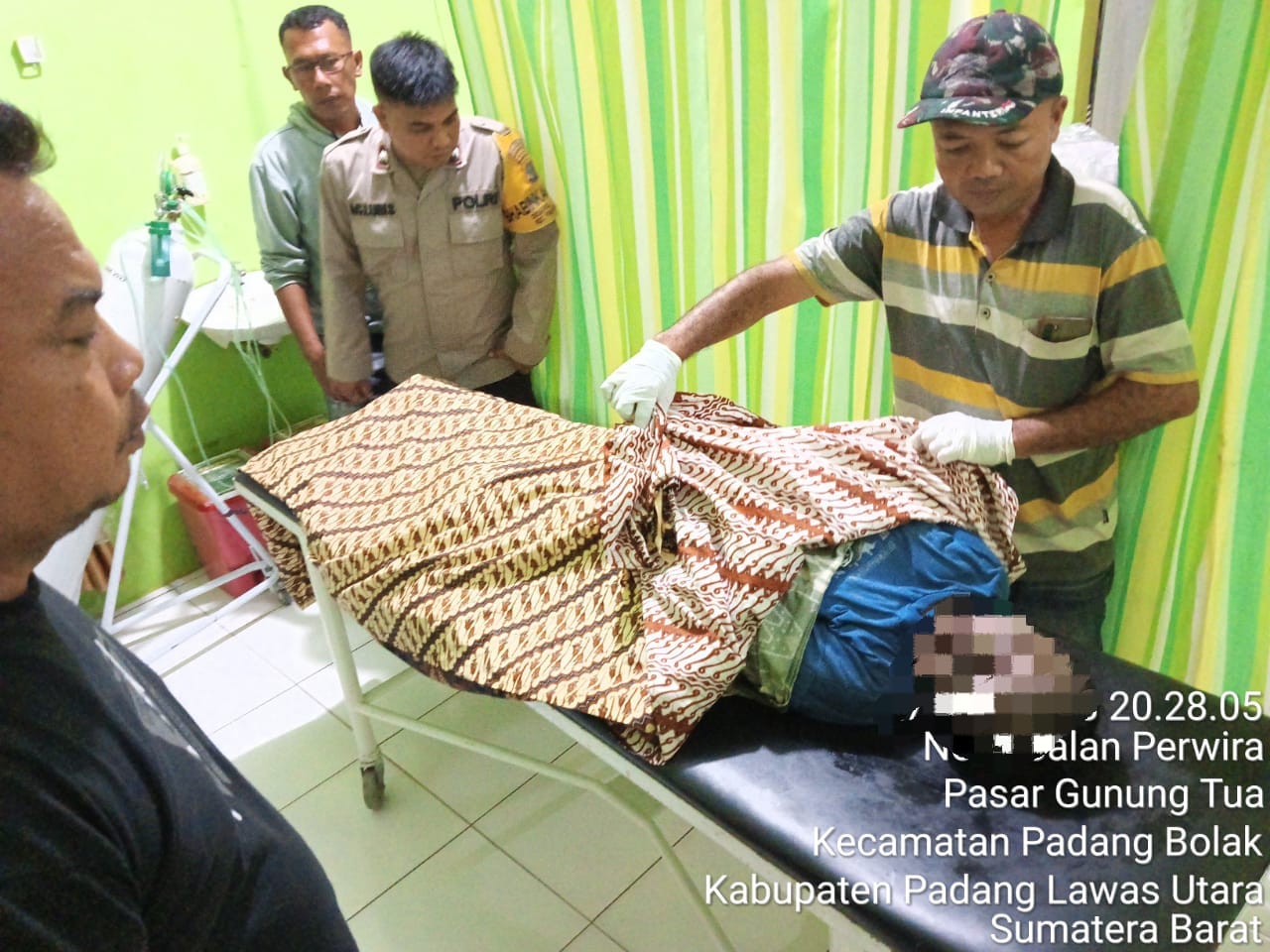 Diperiksa : Jenazah korban saat diperiksa di Puskesmas Gunung Tua