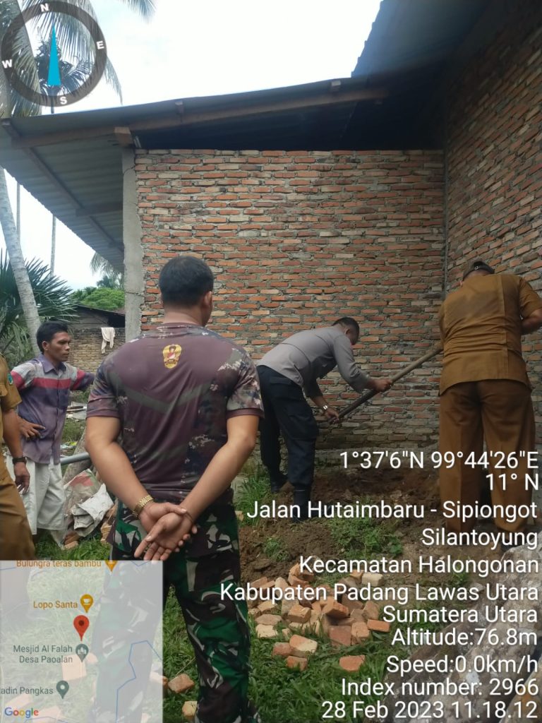 Personel Polres Tapsel Genjar Cek Pembangunan WC Milik Warga, Ada Apa?