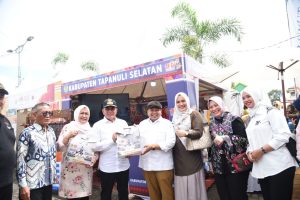 Gubernur dan Ketua TP PKK Sumut Kunjungi Stand Pameran Pemkab Tapsel di HPN 2023