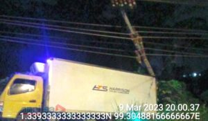 Truk Logistik Tabrak Tiang Listrik, Sidimpuan Sekitar Jadi Gelap