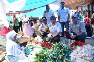 Mendadak Bupati Dolly Belanja di Poken Arba, Marancar Tapsel