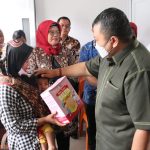 Bupati Dolly Beri Makanan Tambahan