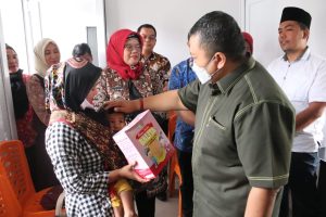 Bupati Dolly Beri Makanan Tambahan Pada Anak Yang Butuh Perhatian Khusus