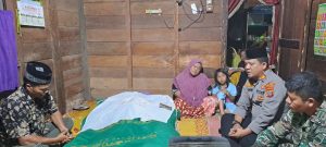 Ungkapan Duka, Kapolsek Batangtoru Melayat ke Rumah Santri yang Hanyut