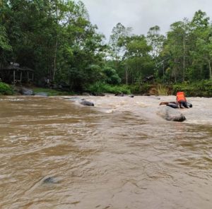 Duka Bupati Dolly Untuk Korban Hanyut Terbawa Arus Sungai Parsariran