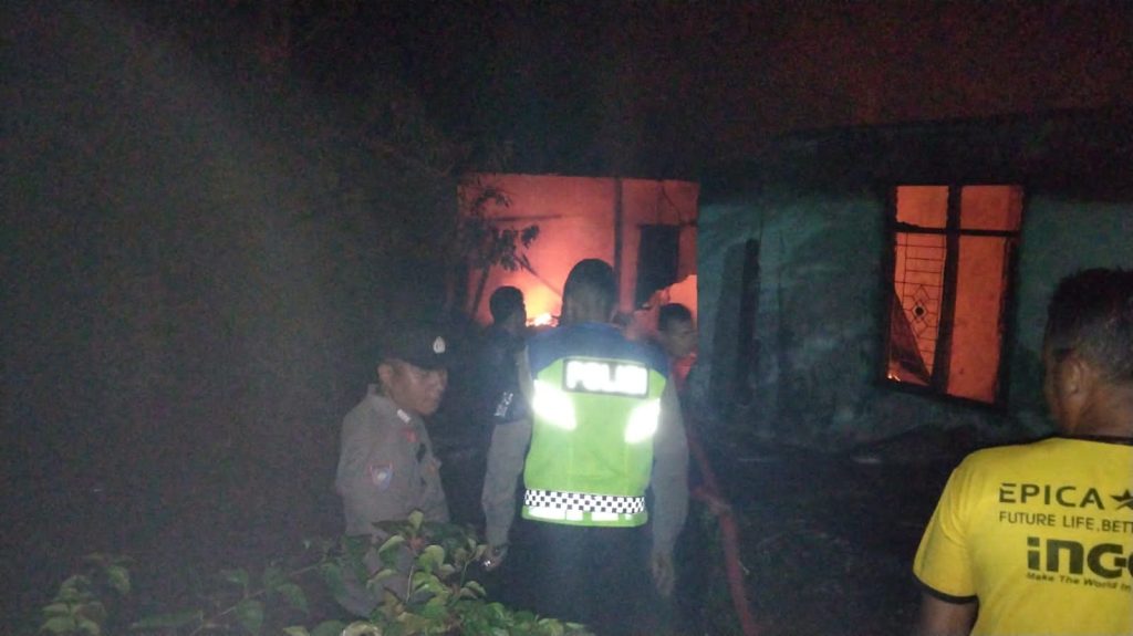Minggu Subuh, Api “Mengganyang” Rumah Permanen di Paluta