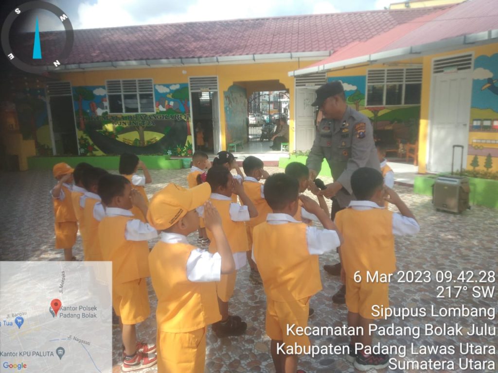 Menolong Guru, Bhabinkamtibmas Polsek Padang Bolak Ajari PBB ke Anak TK
