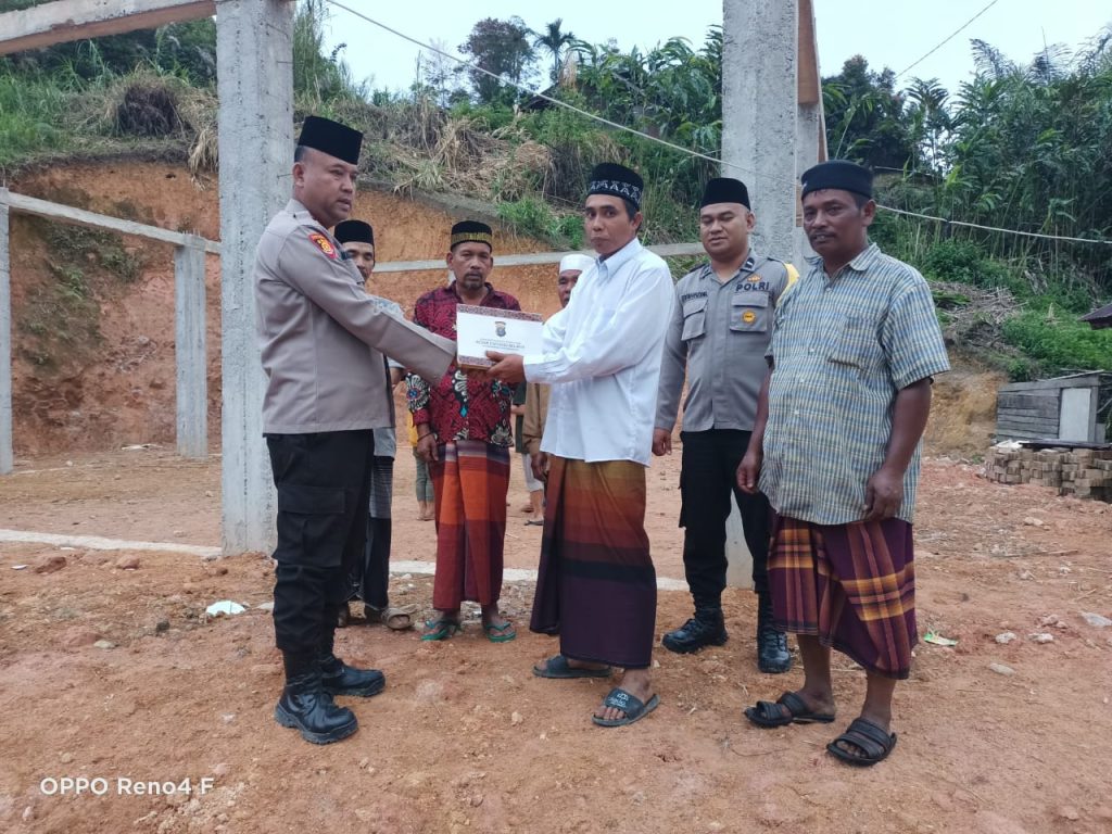 Kapolsek SD Hole Salurkan Bantuan dari Kapolres Tapsel untuk Masjid