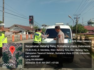 Polsek Batang Toru Tempel Stiker Keselamatan Berlalu Lintas