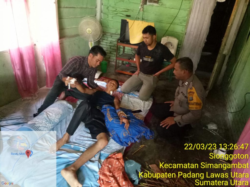 Beri Dukungan Moril, Polsek Padang Bolak Jenguk Warga Sakit   