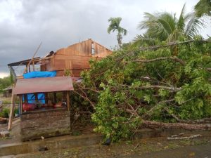 Puting Beliung, Atap 4 Unit Kios di SD Hole Tapsel Rusak