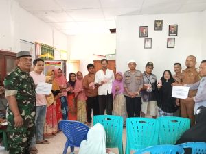 Polsek Batang Angkola Dampingi Pembagian BLT di Desa Aek Badak Julu