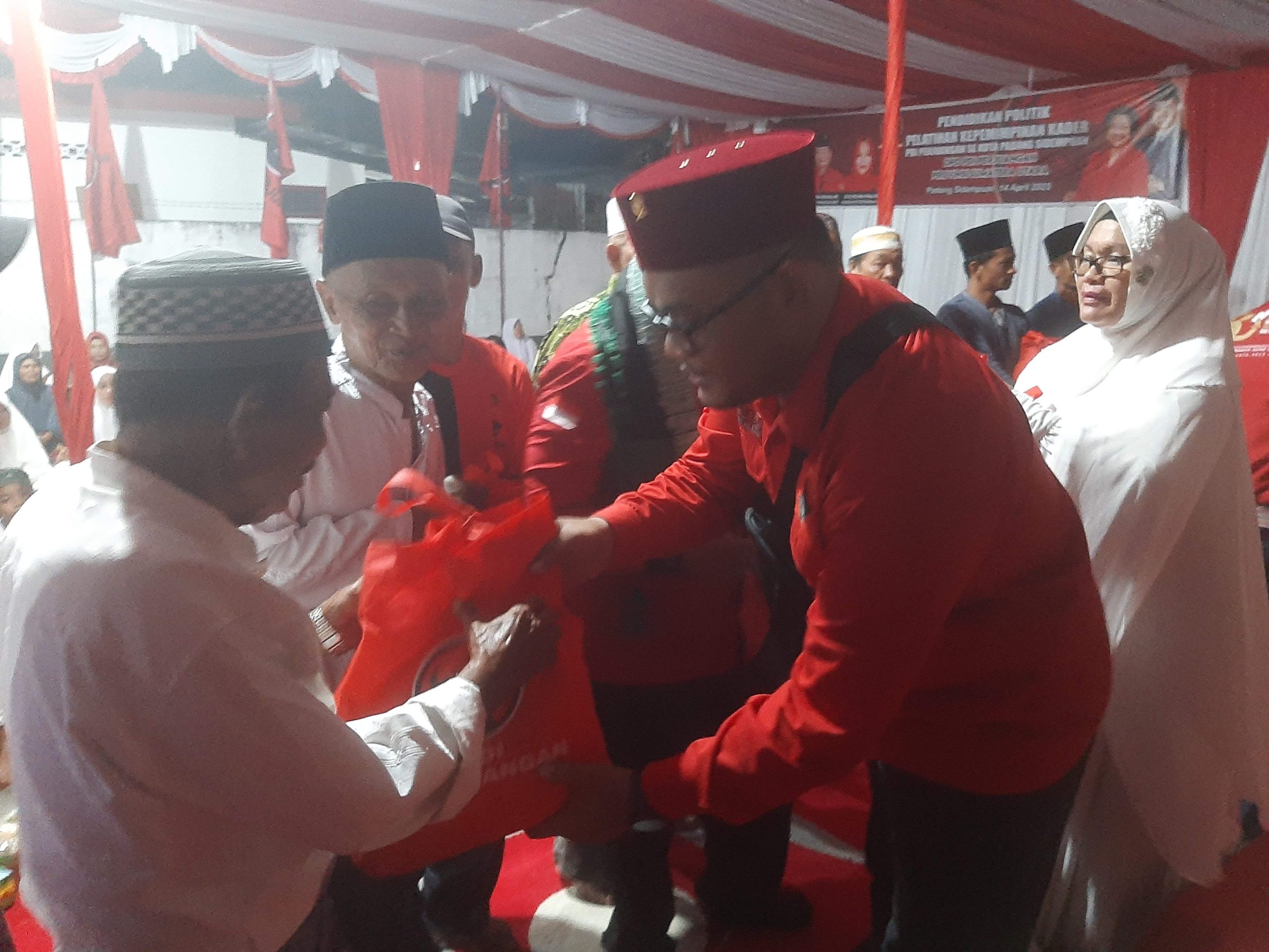PDI Perjuangan Padangsidimpuan Salurkan Ribuan Paket Sembako