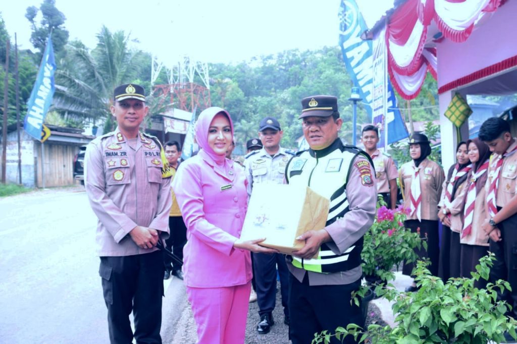 Cek Pos Pam Bersama Ketua Bhayangkari Cabang Tapsel, Kapolres Ingat Personel Jaga Kesehatan