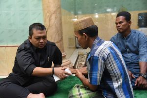 Tunaikan Kewajiban Bayar Zakat, Bupati Tapsel Salurkan di Masjid Al-Hasanah Desa Muaratais III