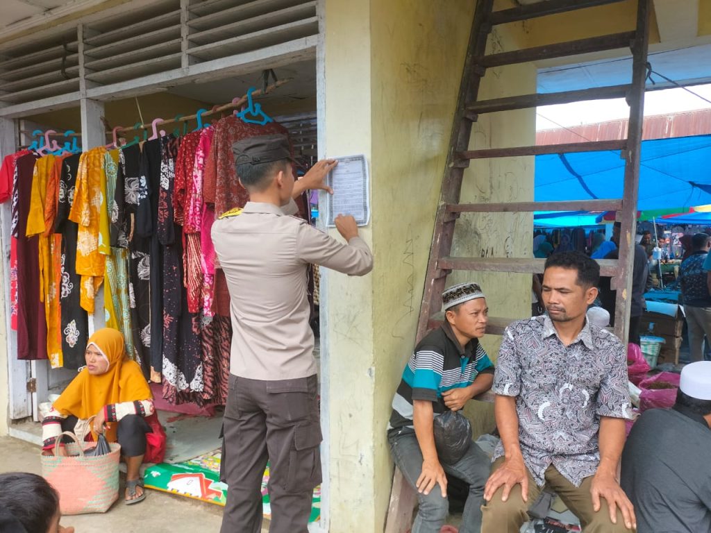 Polsek Dolok Sambangi Pasar Tempel Maklumat Kapolres Tapsel   