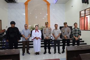 Pastikan Kelancaran Beribadah, Kapolres Tapsel Lakukan Sterilisasi Gereja