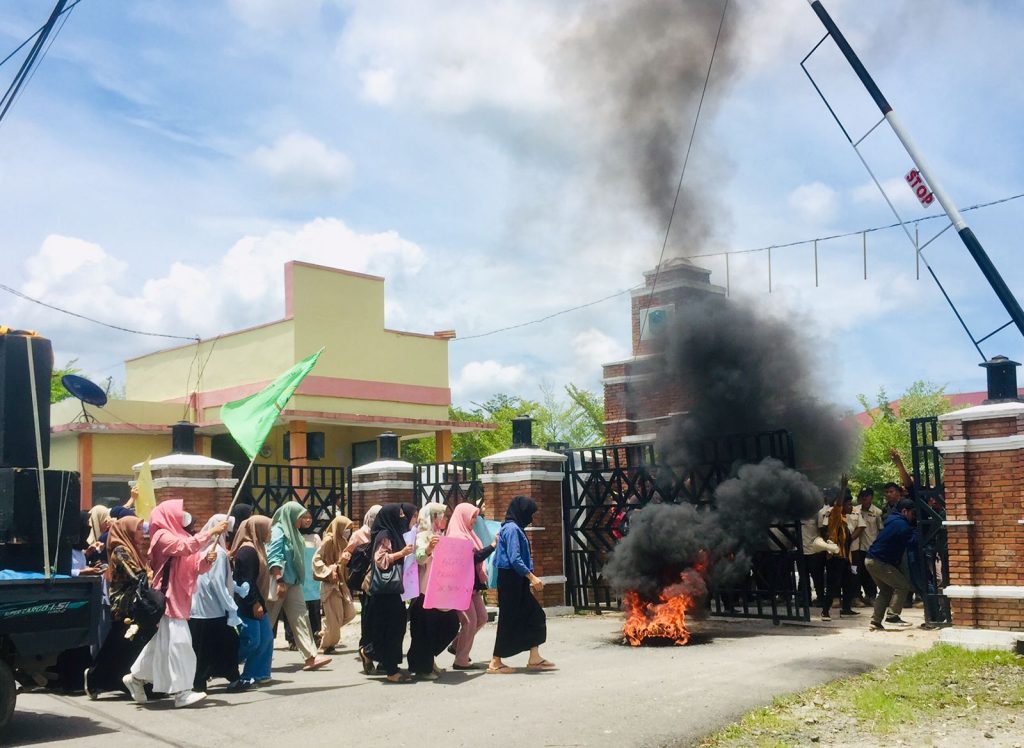 IPMI Gelar Aksi di Kantor Bupati Paluta, Ini Tuntutannya