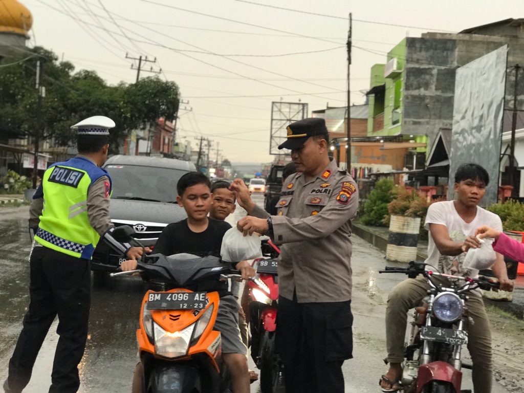 Kapolsek Padang Bolak Berbagi 300 Paket Takjil