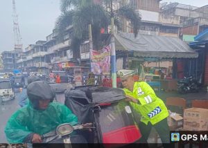 Hujan Bukan Halangan, AKP Junaidi Tetap Berbagi Takjil
