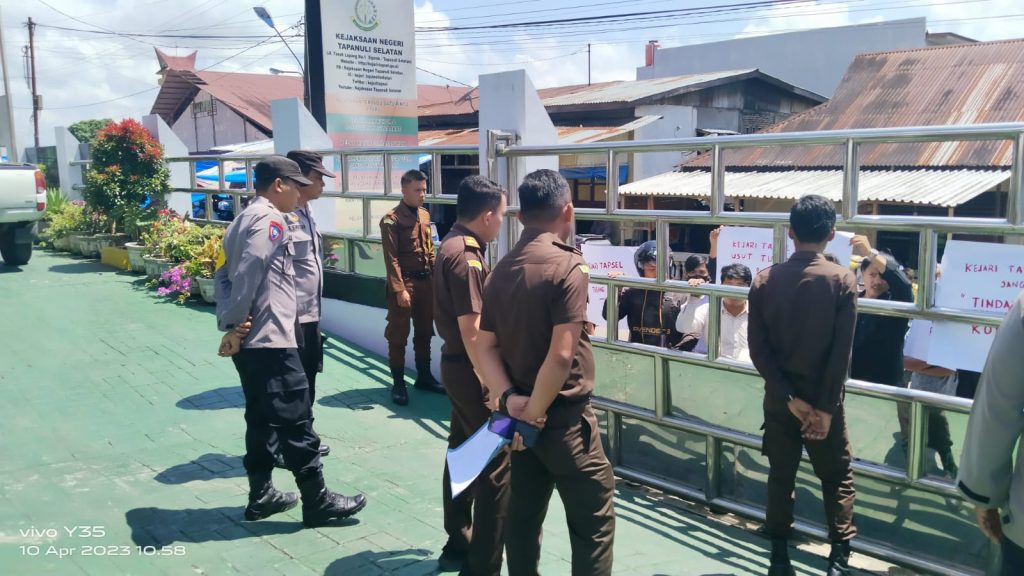 Polsek Sipirok Kawal Demo Pemuda di Kejari Tapsel
