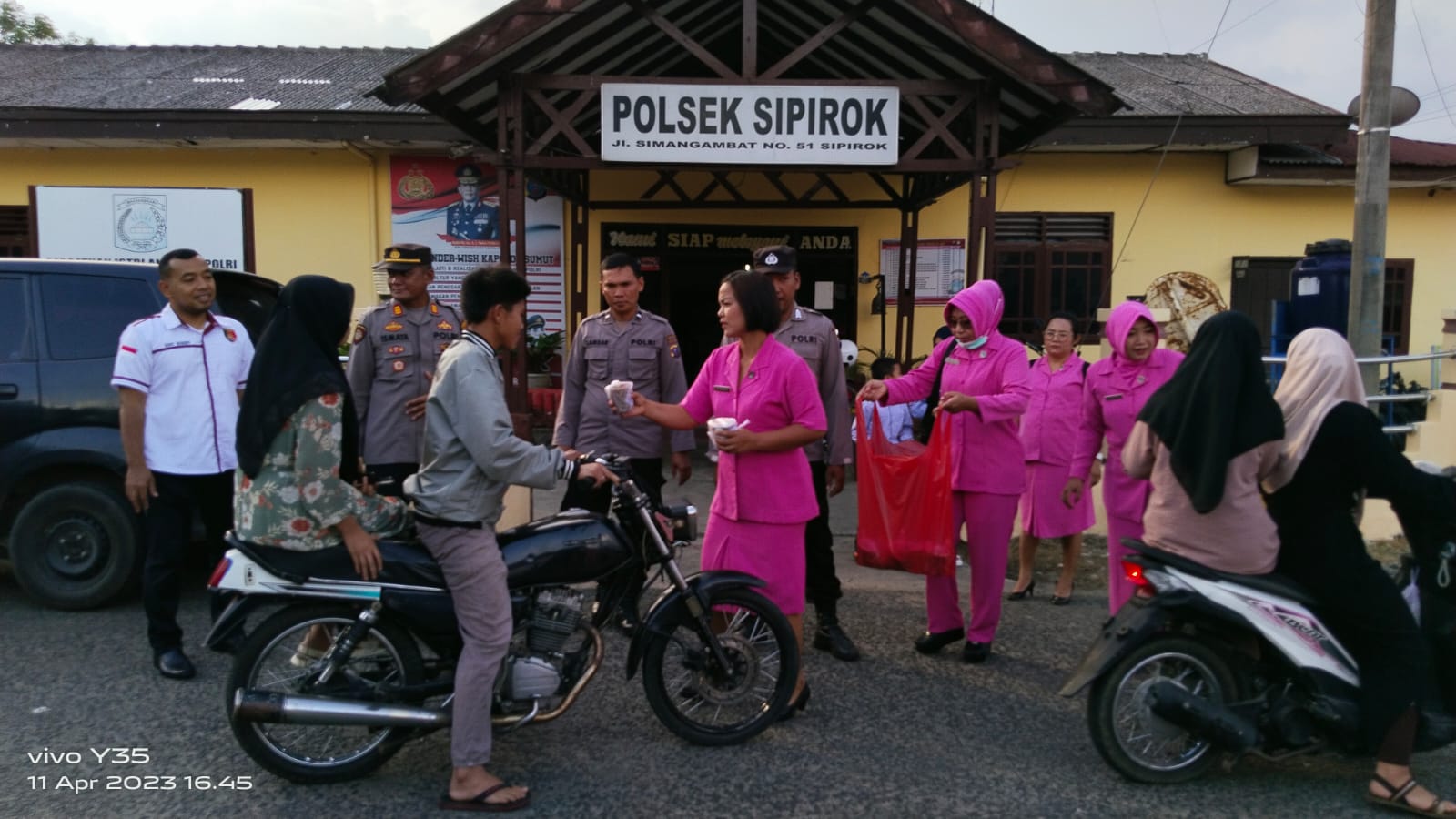 Polsek Sipirok Berbagi Takjil