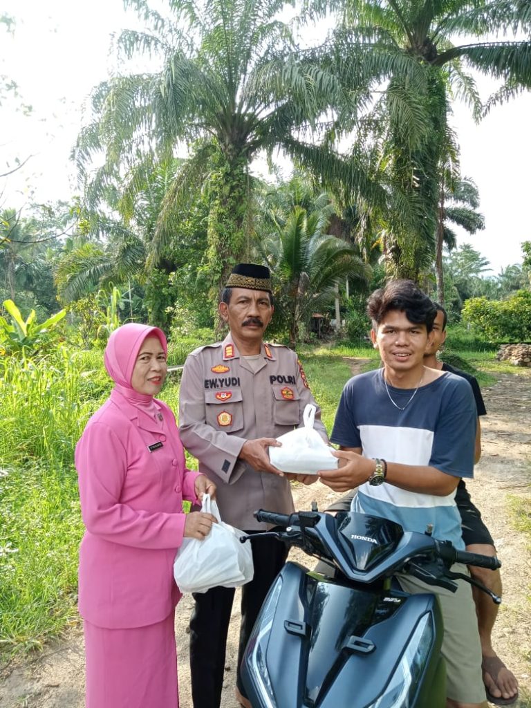 Bhakti Polri, Polsek Dolok Berbagi Takjil