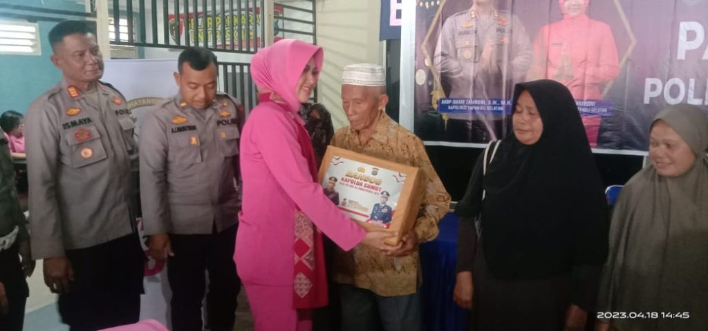 Bhayangkari Tapsel Salurkan Sembako di Polsek Sipirok   