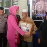 Bhayangkari Tapsel Salurkan Sembako Sipirok