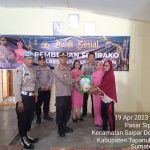 Kapolsek SD Hole Bagikan Puluhan Karung Beras ke Masyarakat