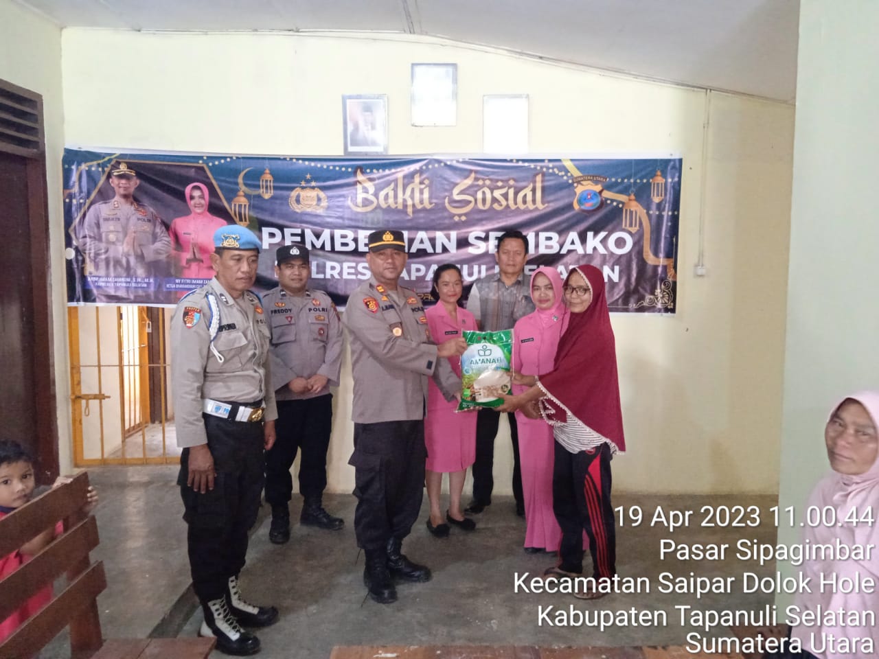 Kapolsek SD Hole Bagikan Puluhan Karung Beras ke Masyarakat