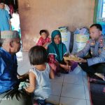 Kapolsek SD Hole Serahkan Santunan ke Keluarga Korban Hanyut