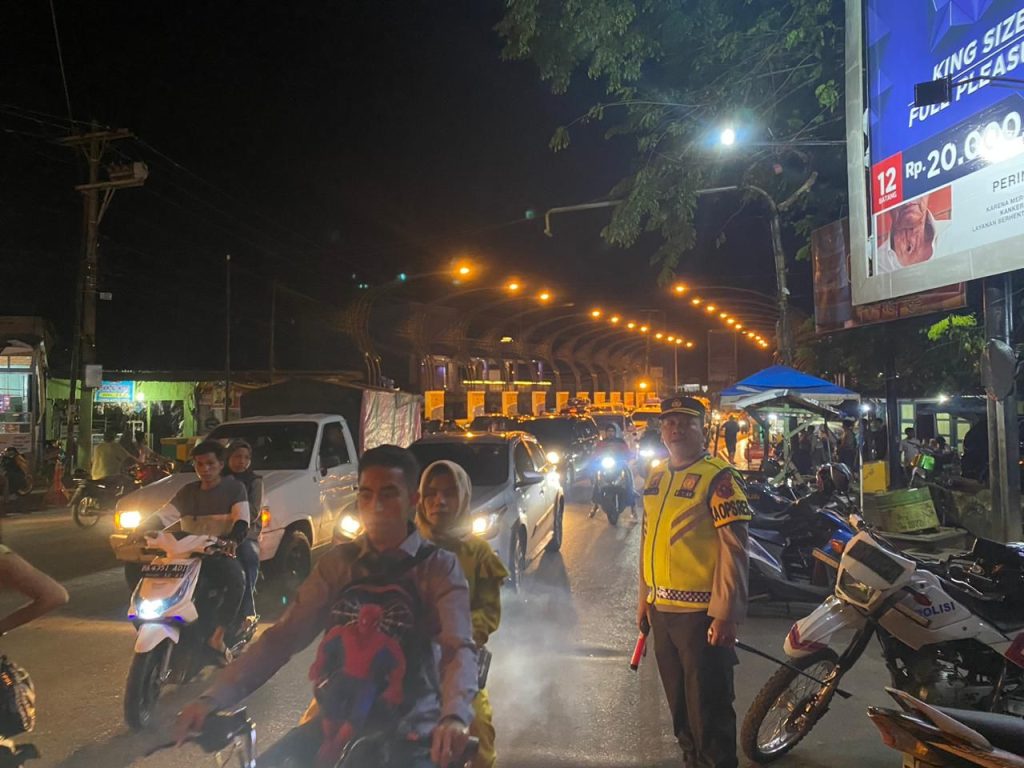 Tak Peduli Malam, Kapolres Terjun Langsung Urai Macet di Padangsidimpuan