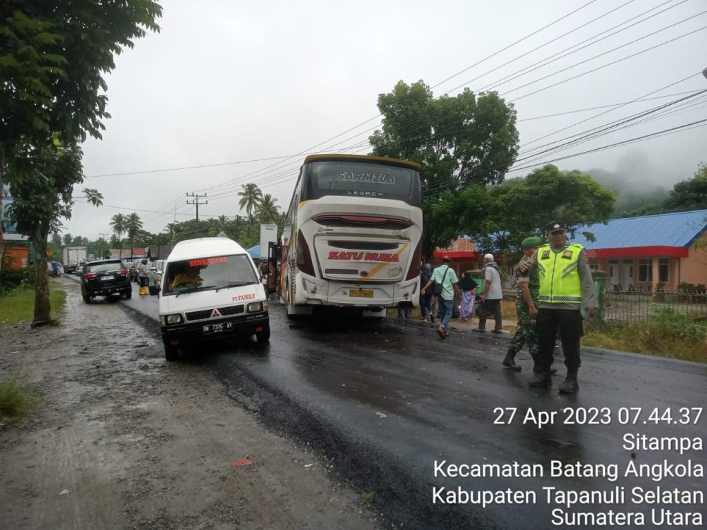 Bus Penumpang Beradu Kuat dengan Minibus di Tapsel