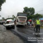 Bus Penumpang Beradu Kuat dengan Minibus di Tapsel