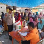 Kapolsek SD Hole Awasi Penyaluran Bantuan Beras ke Masyarakat