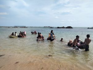 Hingga Hari ke-5 Lebaran, Pantai Batu Ruso di Tabuyung Madina Ramai Dikunjungi Warga