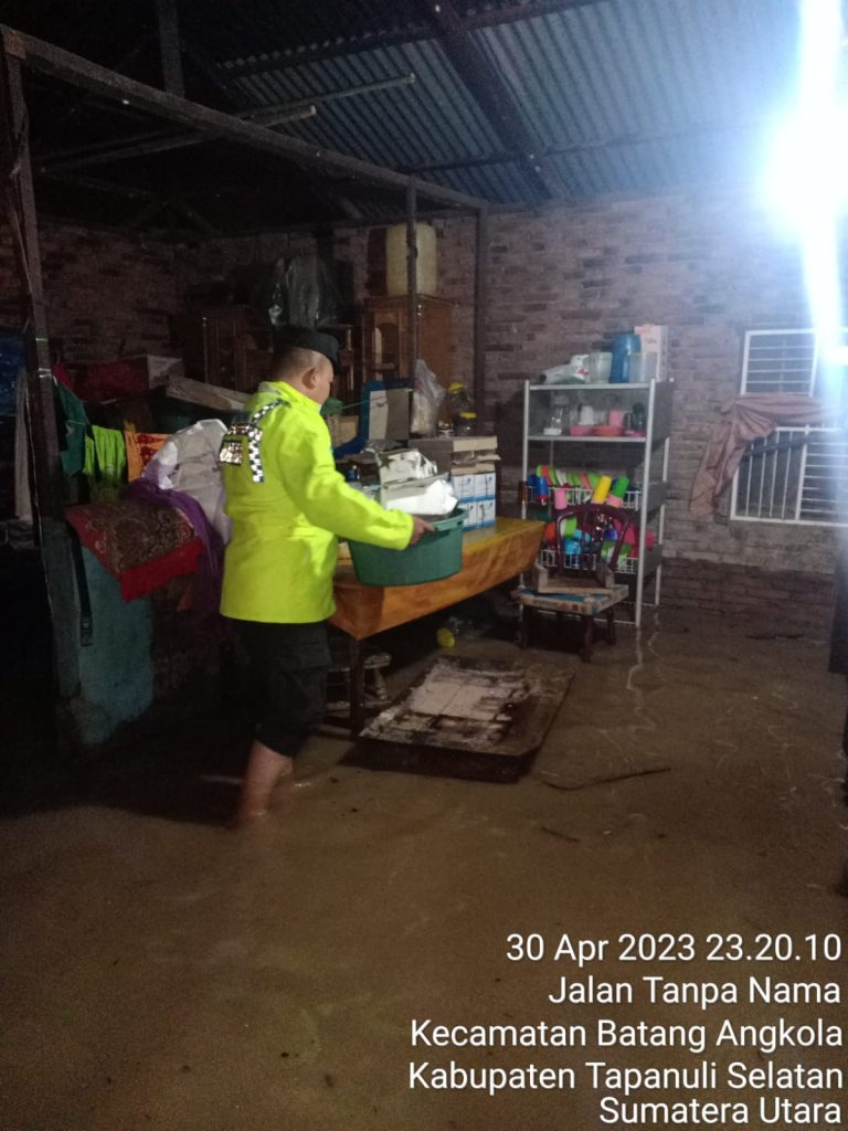 Rumah Warga Banjir, Polsek Batang Angkola Hadir Menolong   