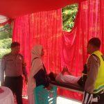 Personel Pos Pam Aek Sijorni Menolong Warga Kelelahan
