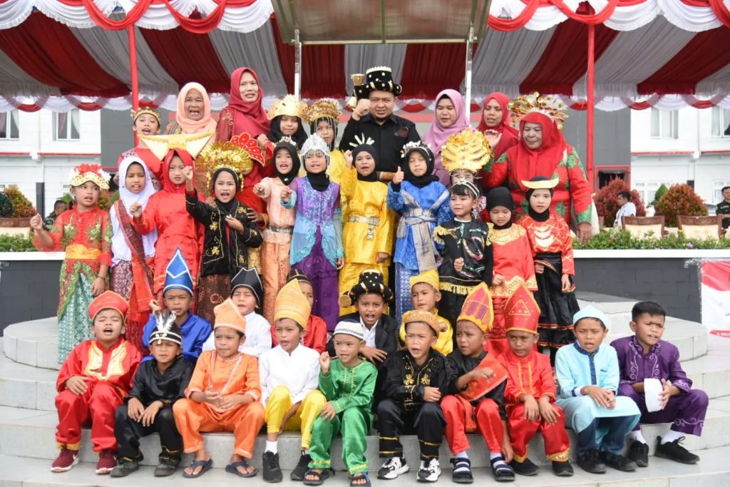 Peringati Hardiknas 2023, Bupati Tapsel Memakai Pakaian Adat