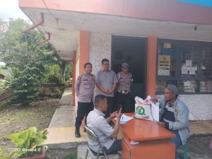 Bantuan Tersalur, Polsek SD Hole Hadir Mengawal Agar Aman