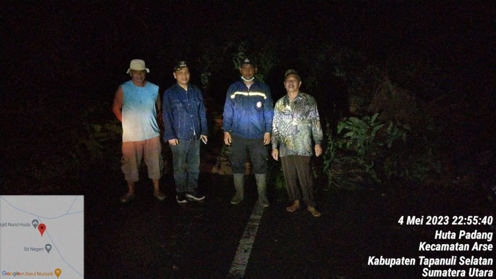 Jalan di Desa Natambang Roncitan Tapsel Tertimbun Longsor, Akses Dua Kecamatan Tertutup Total   