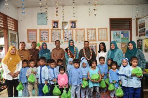 Bupati Dolly dan Bunda PAUD Kompak Berikan Bantuan
