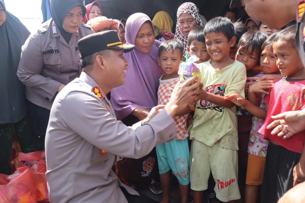 Beri Trauma Healing, Kapolres Tapsel Bercengkrama dengan Korban Banjir   