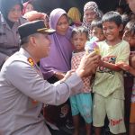 Trauma Healing Kapolres Tapsel Bercengkrama Korban Banjir