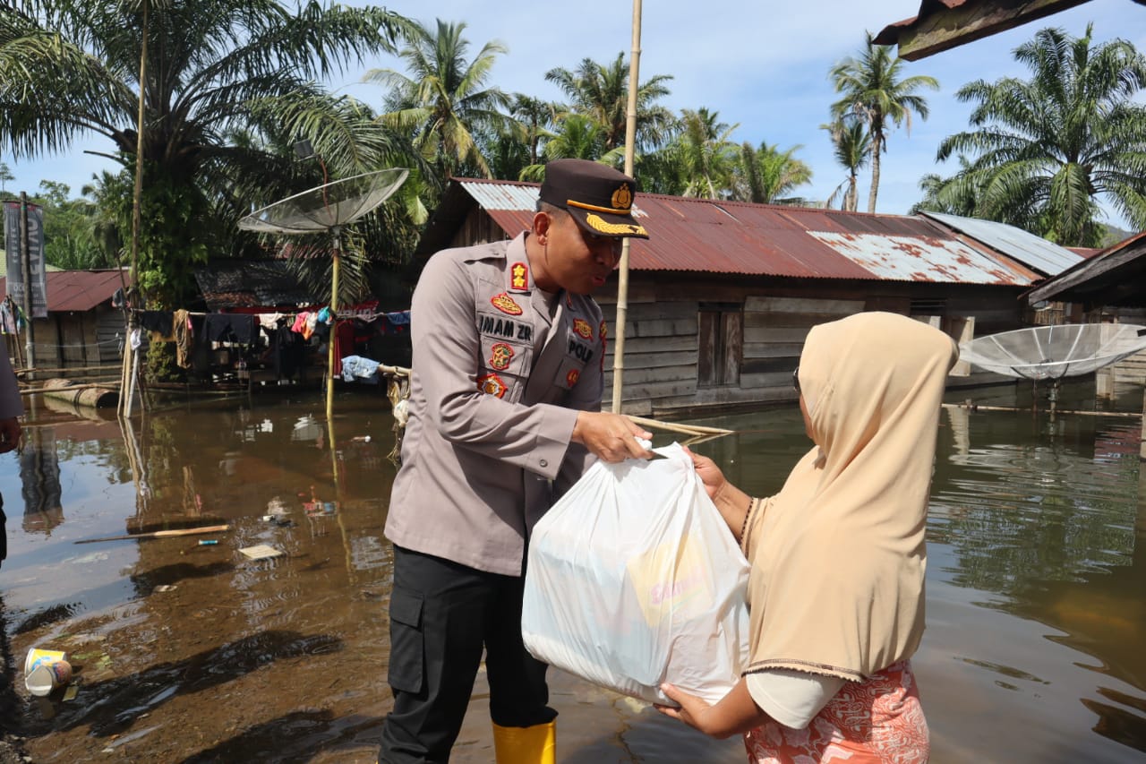 Sosok Pengayom Kapolres Tapsel Korban Banjir